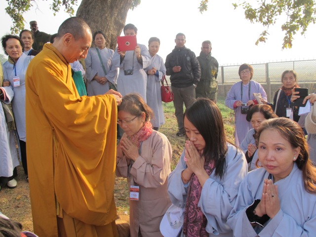 Lễ đặt pháp danh và cắt tóc gieo duyên tại Thành Ca tỳ la vệ